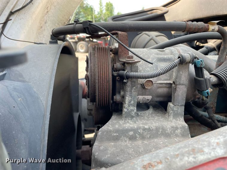 image for item DS8810 2004 International 4300  spreader truck