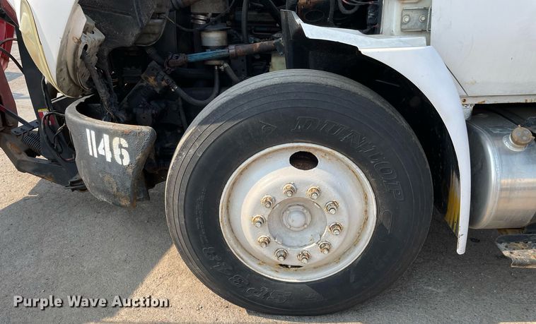 image for item DS8810 2004 International 4300  spreader truck