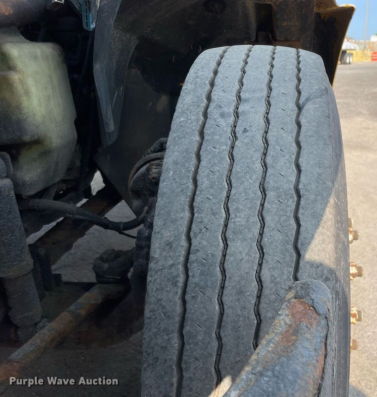 image for item DS8810 2004 International 4300  spreader truck