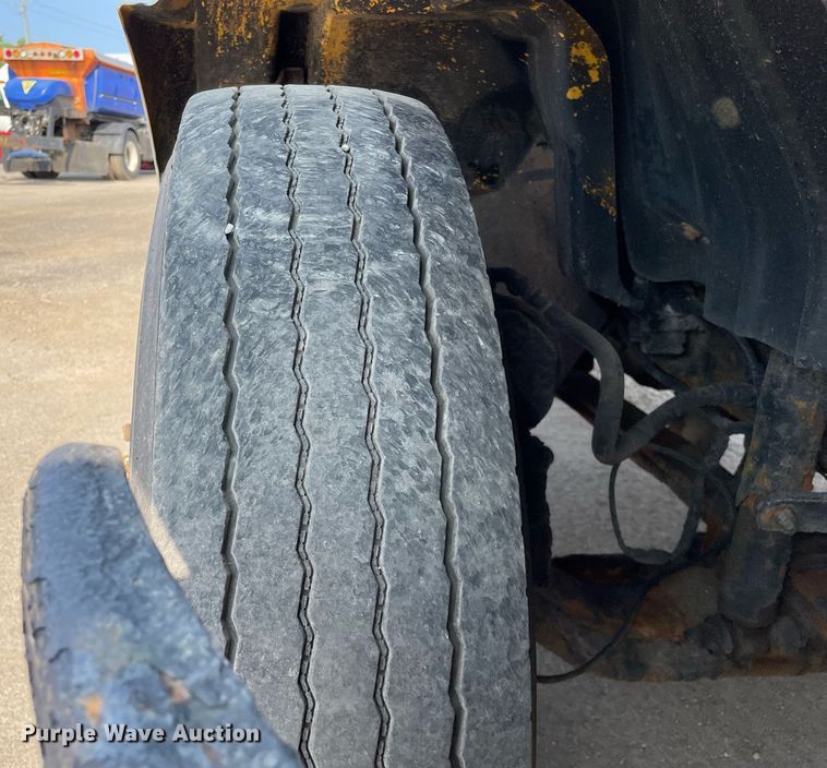 image for item DS8810 2004 International 4300  spreader truck