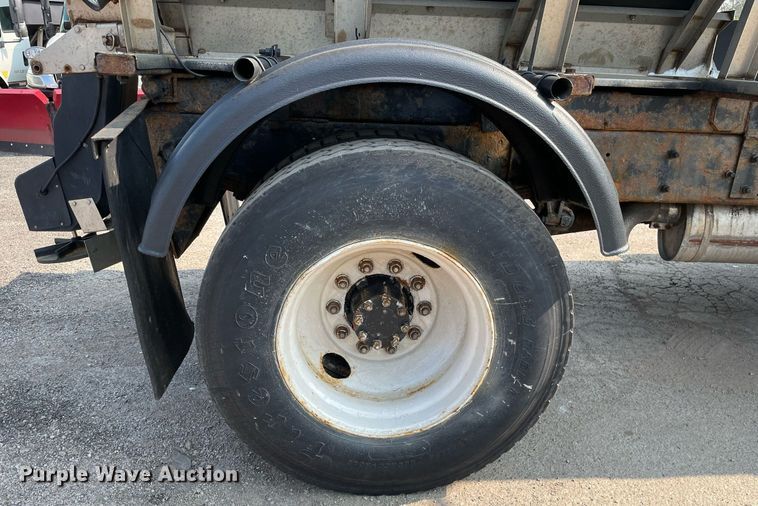 image for item DS8810 2004 International 4300  spreader truck