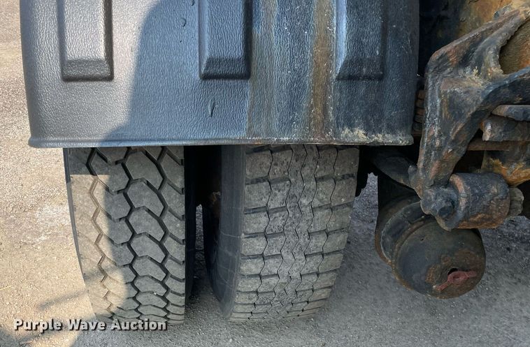 image for item DS8810 2004 International 4300  spreader truck