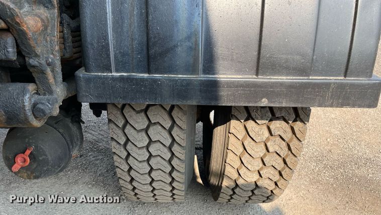 image for item DS8810 2004 International 4300  spreader truck