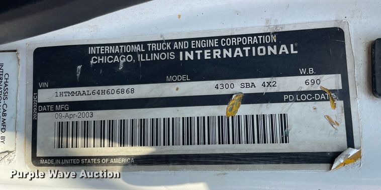 image for item DS8810 2004 International 4300  spreader truck