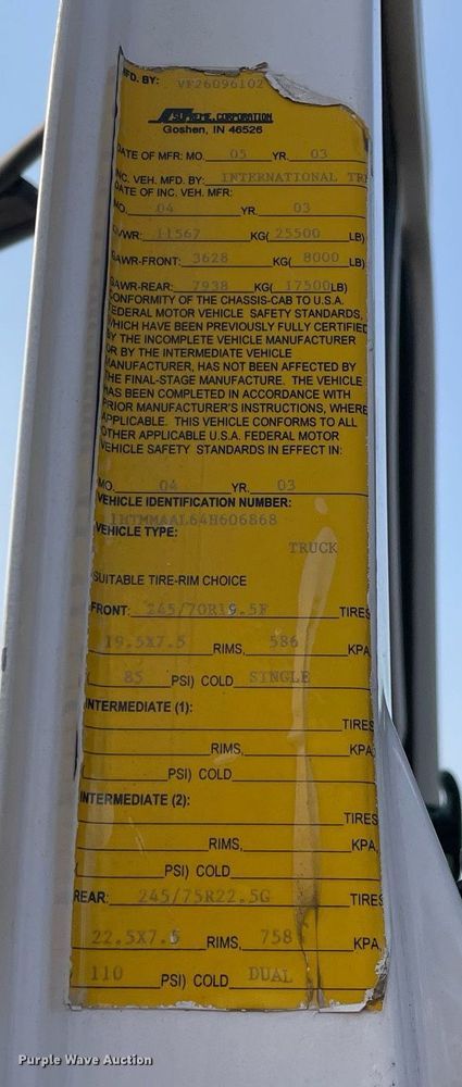 image for item DS8810 2004 International 4300  spreader truck