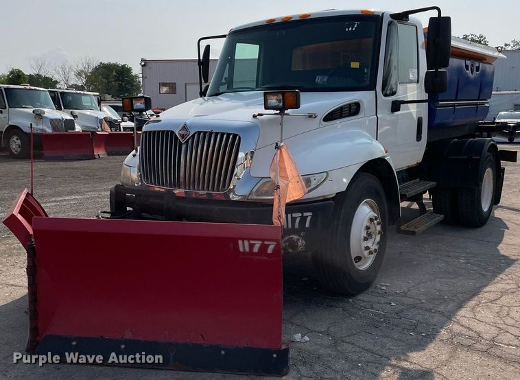 image for item DS8811 2005 International 4300  spreader truck