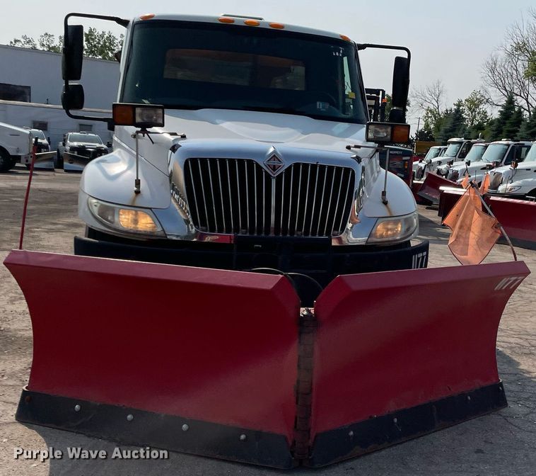 image for item DS8811 2005 International 4300  spreader truck