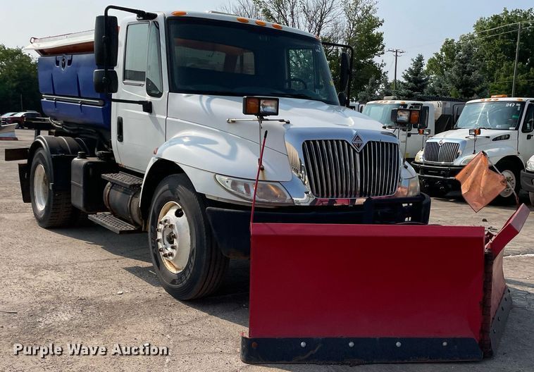 image for item DS8811 2005 International 4300  spreader truck