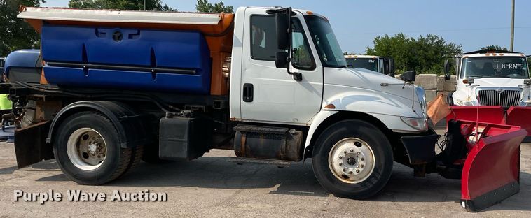 image for item DS8811 2005 International 4300  spreader truck
