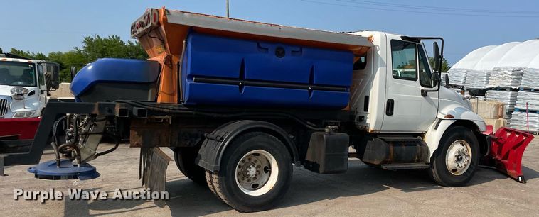 image for item DS8811 2005 International 4300  spreader truck