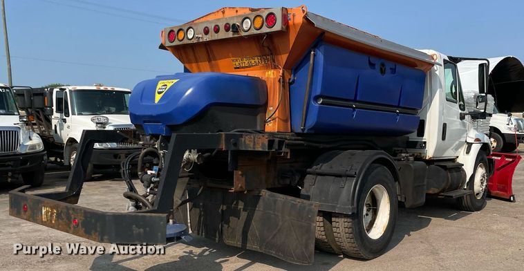 image for item DS8811 2005 International 4300  spreader truck