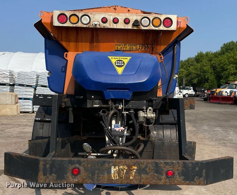 image for item DS8811 2005 International 4300  spreader truck