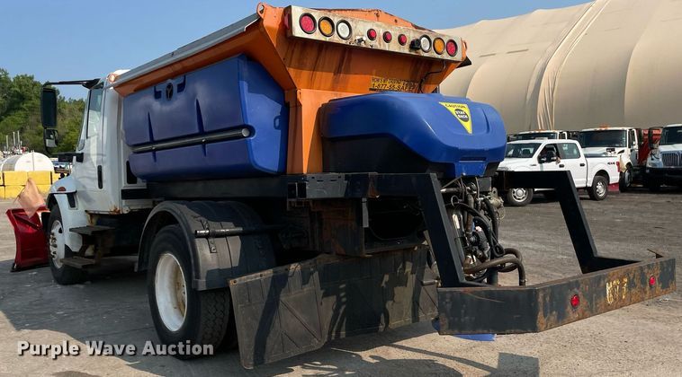 image for item DS8811 2005 International 4300  spreader truck