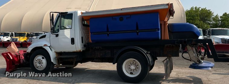 image for item DS8811 2005 International 4300  spreader truck