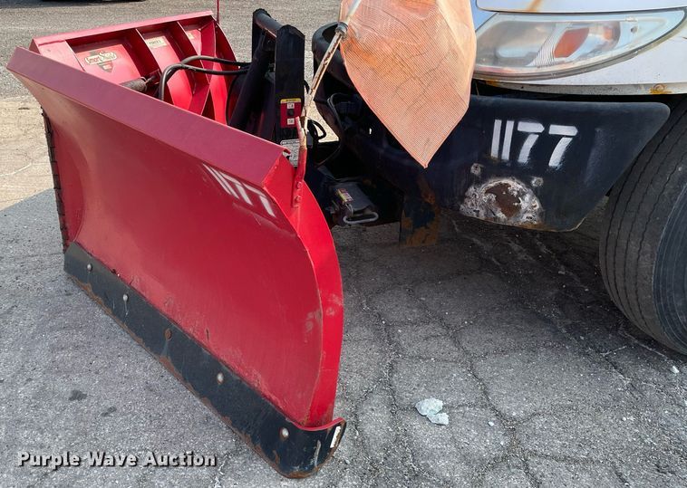 image for item DS8811 2005 International 4300  spreader truck