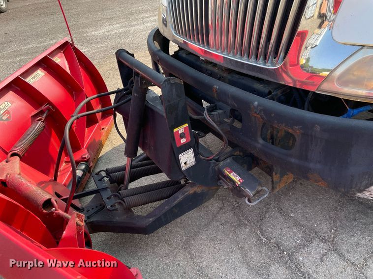 image for item DS8811 2005 International 4300  spreader truck