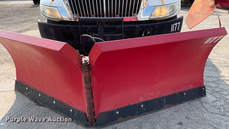 image for item DS8811 2005 International 4300  spreader truck