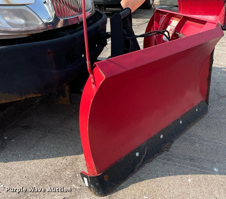 image for item DS8811 2005 International 4300  spreader truck