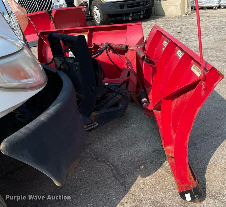 image for item DS8811 2005 International 4300  spreader truck