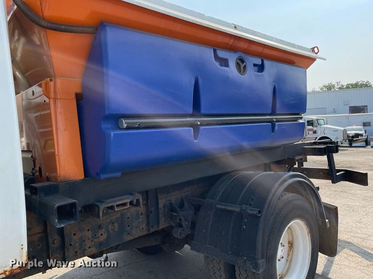 image for item DS8811 2005 International 4300  spreader truck