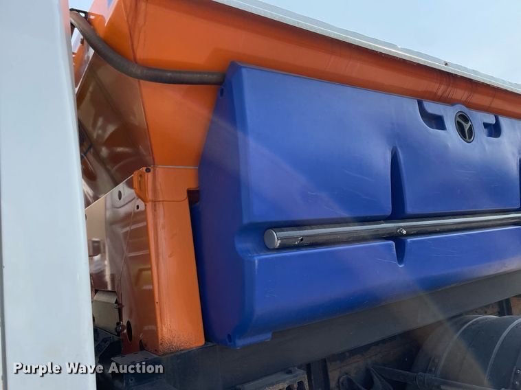 image for item DS8811 2005 International 4300  spreader truck