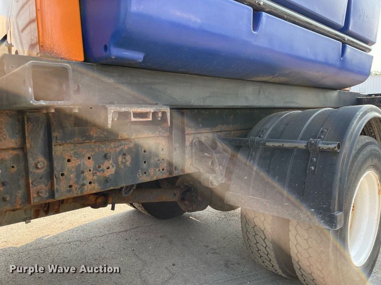 image for item DS8811 2005 International 4300  spreader truck