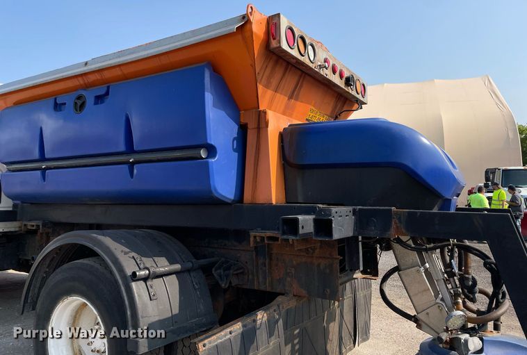 image for item DS8811 2005 International 4300  spreader truck