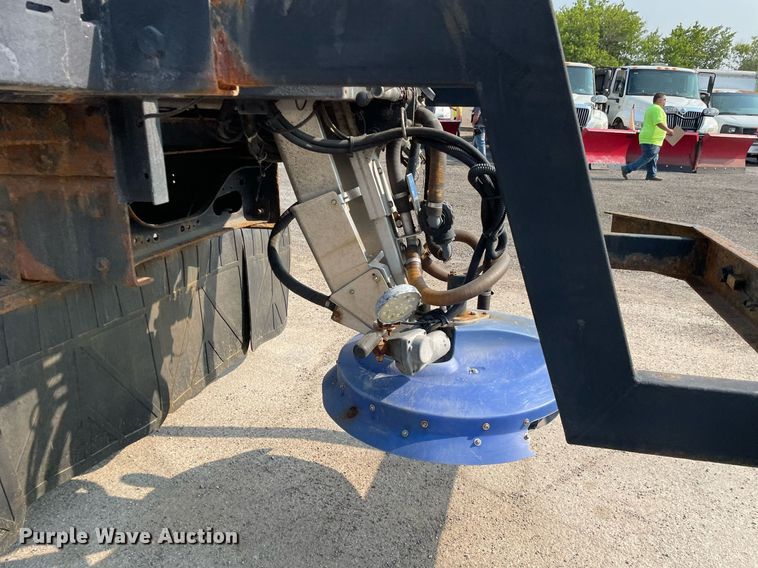 image for item DS8811 2005 International 4300  spreader truck