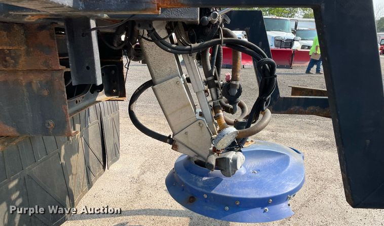 image for item DS8811 2005 International 4300  spreader truck