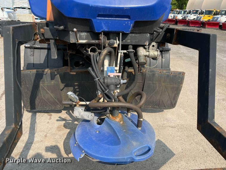 image for item DS8811 2005 International 4300  spreader truck