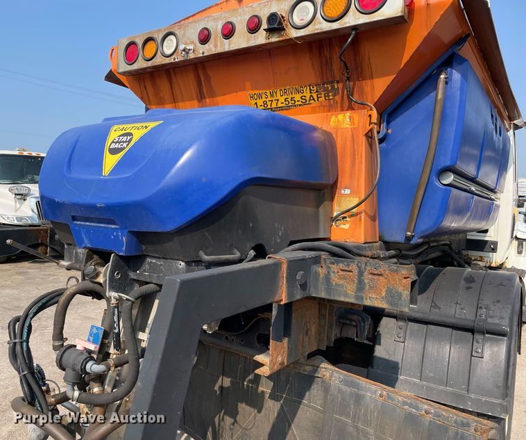 image for item DS8811 2005 International 4300  spreader truck