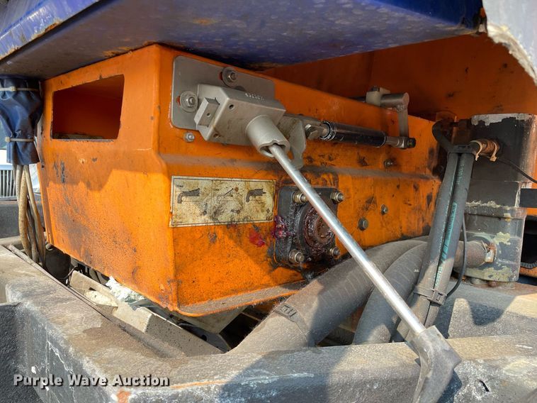 image for item DS8811 2005 International 4300  spreader truck