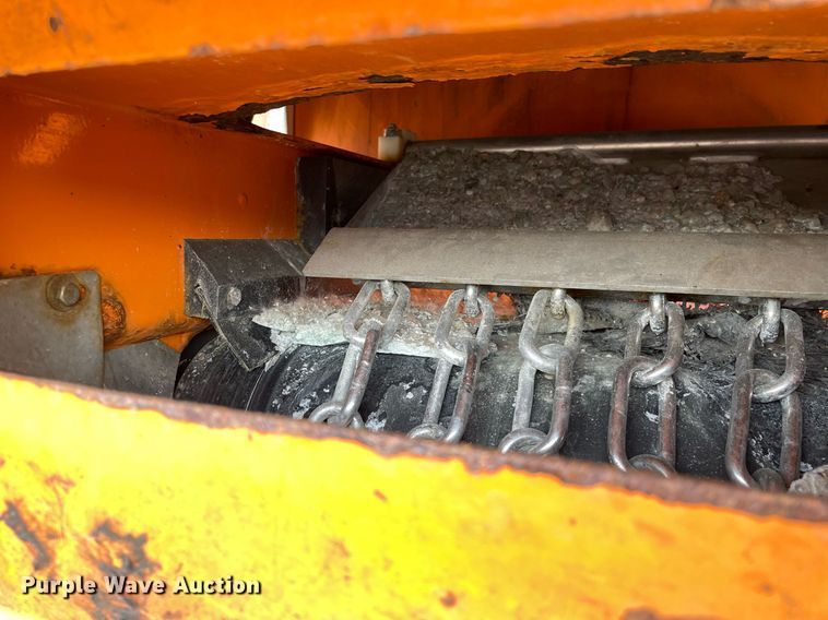 image for item DS8811 2005 International 4300  spreader truck