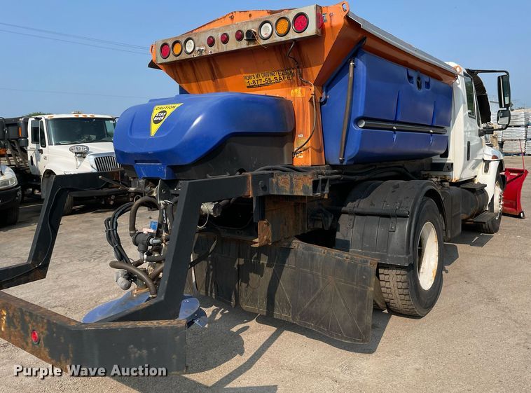 image for item DS8811 2005 International 4300  spreader truck