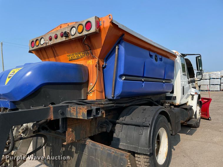 image for item DS8811 2005 International 4300  spreader truck