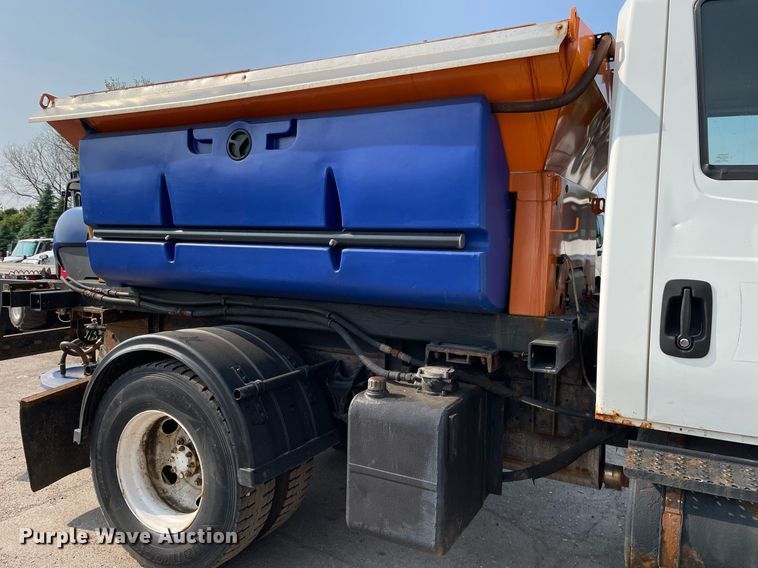 image for item DS8811 2005 International 4300  spreader truck