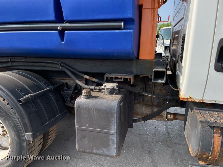 image for item DS8811 2005 International 4300  spreader truck