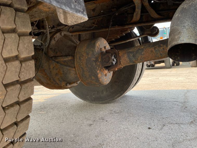 image for item DS8811 2005 International 4300  spreader truck