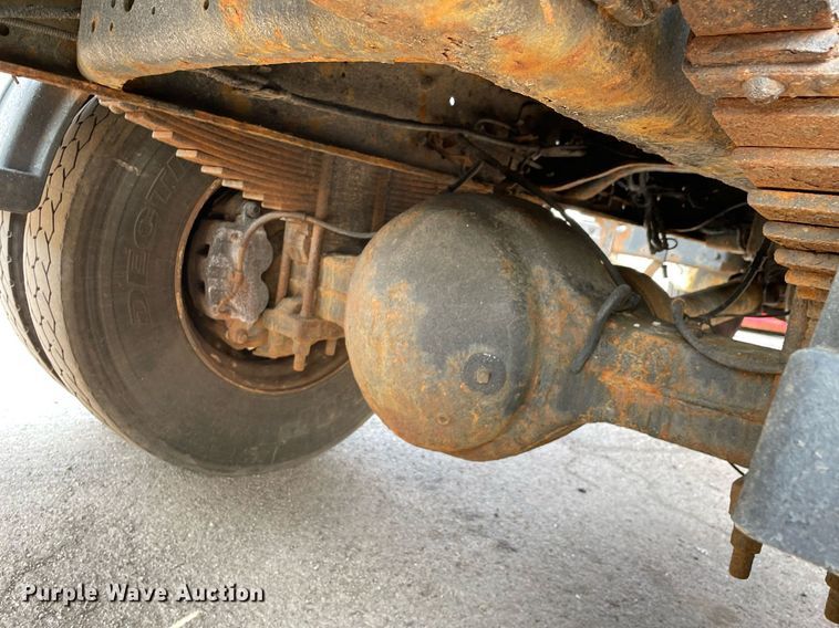 image for item DS8811 2005 International 4300  spreader truck