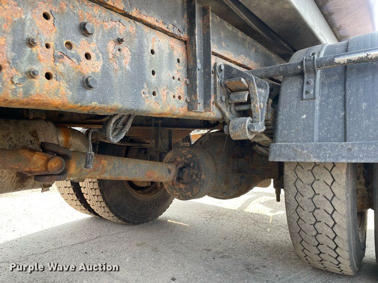 image for item DS8811 2005 International 4300  spreader truck