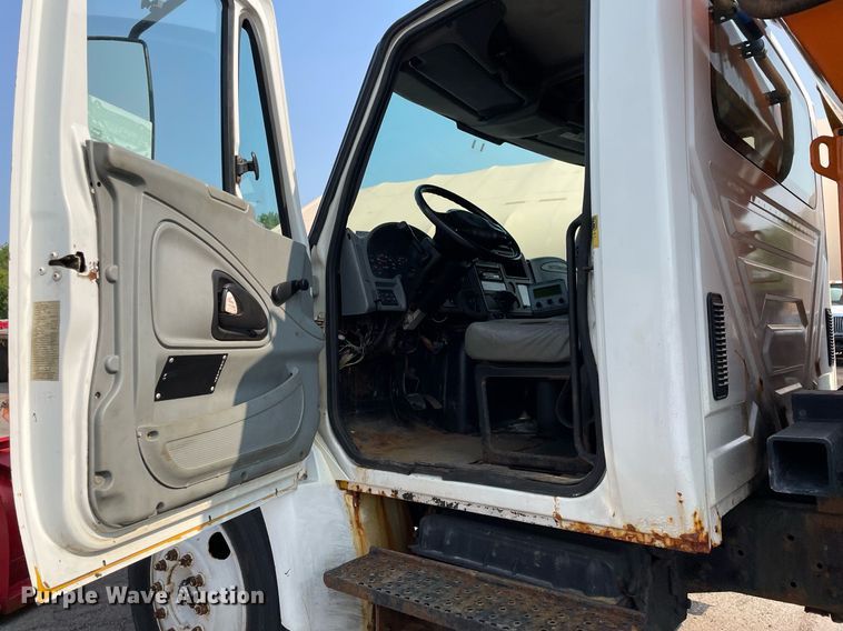 image for item DS8811 2005 International 4300  spreader truck