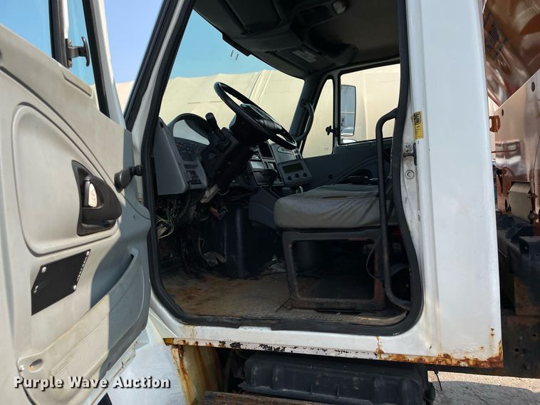 image for item DS8811 2005 International 4300  spreader truck