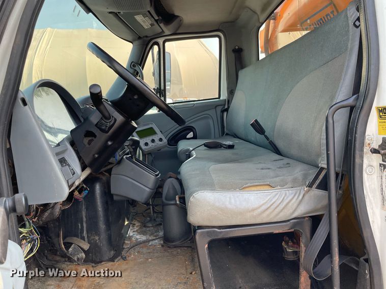 image for item DS8811 2005 International 4300  spreader truck