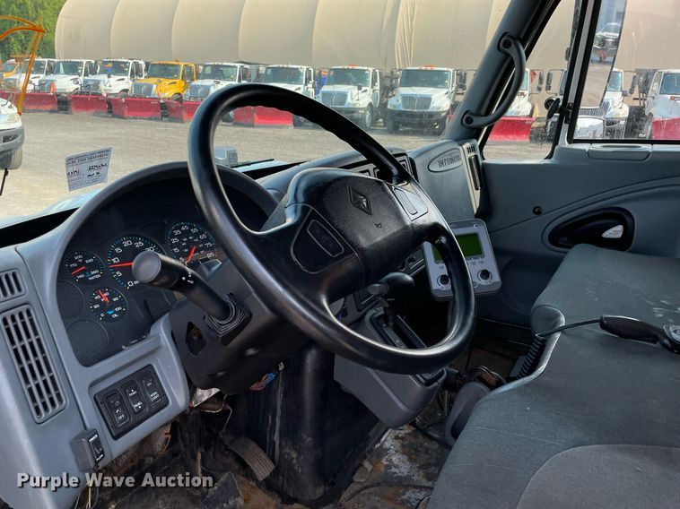 image for item DS8811 2005 International 4300  spreader truck