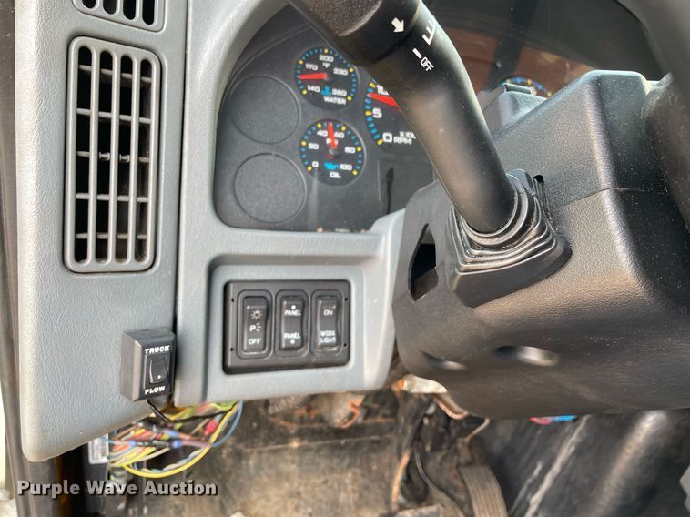 image for item DS8811 2005 International 4300  spreader truck