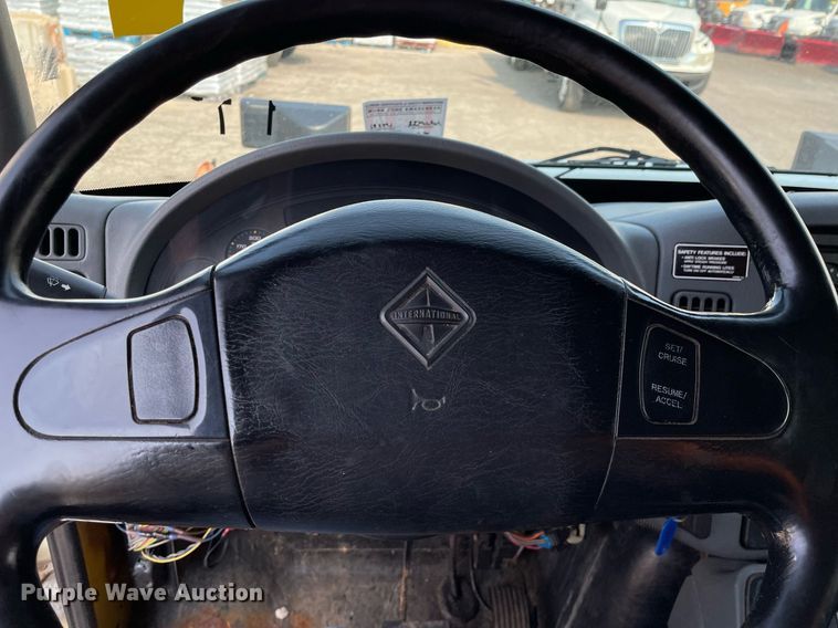 image for item DS8811 2005 International 4300  spreader truck