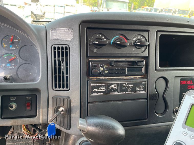 image for item DS8811 2005 International 4300  spreader truck