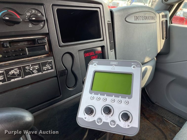 image for item DS8811 2005 International 4300  spreader truck