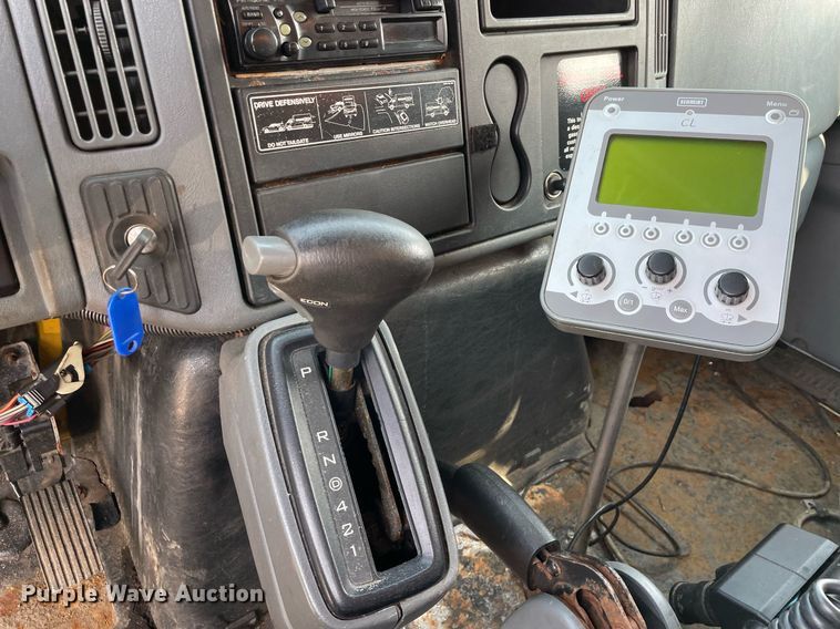 image for item DS8811 2005 International 4300  spreader truck