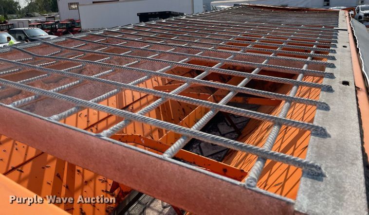 image for item DS8811 2005 International 4300  spreader truck